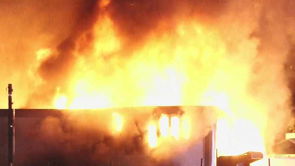 Video shows intense fire that broke out at mobile home in West Little River — CBS Miami, Coral Gables Community news