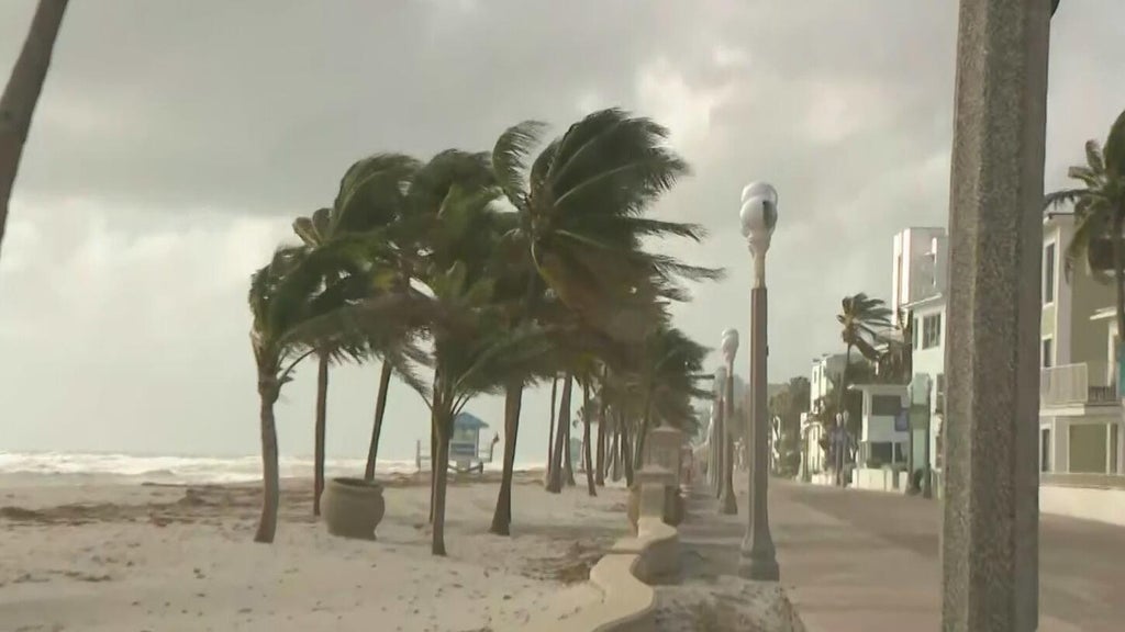 Strong wind, king tides send water surging inland leading to coastal flooding across South Florida — CBS Miami, Coral Gables Business news