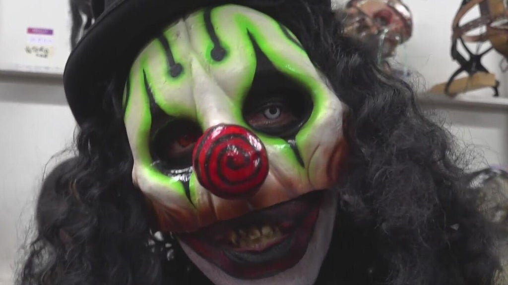 South Florida scare actor sells ice by day, haunts by night — CBS Miami, Coral Gables Sports news