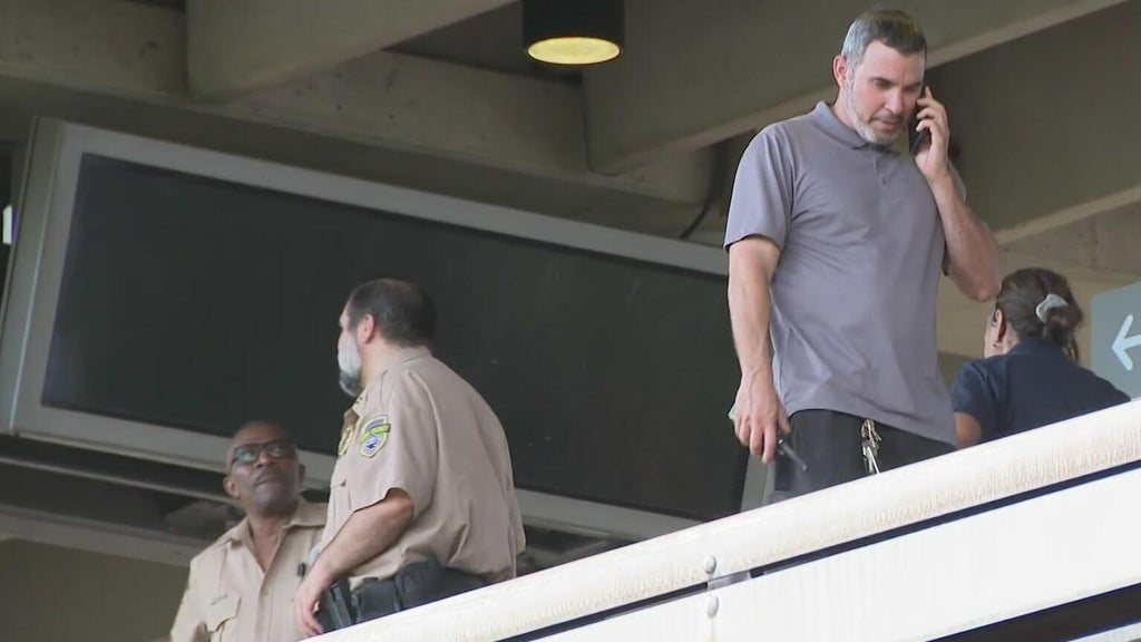 Man grazed by bullet after shooting at Metrorail station in Miami — CBS Miami, Coral Gables Community news