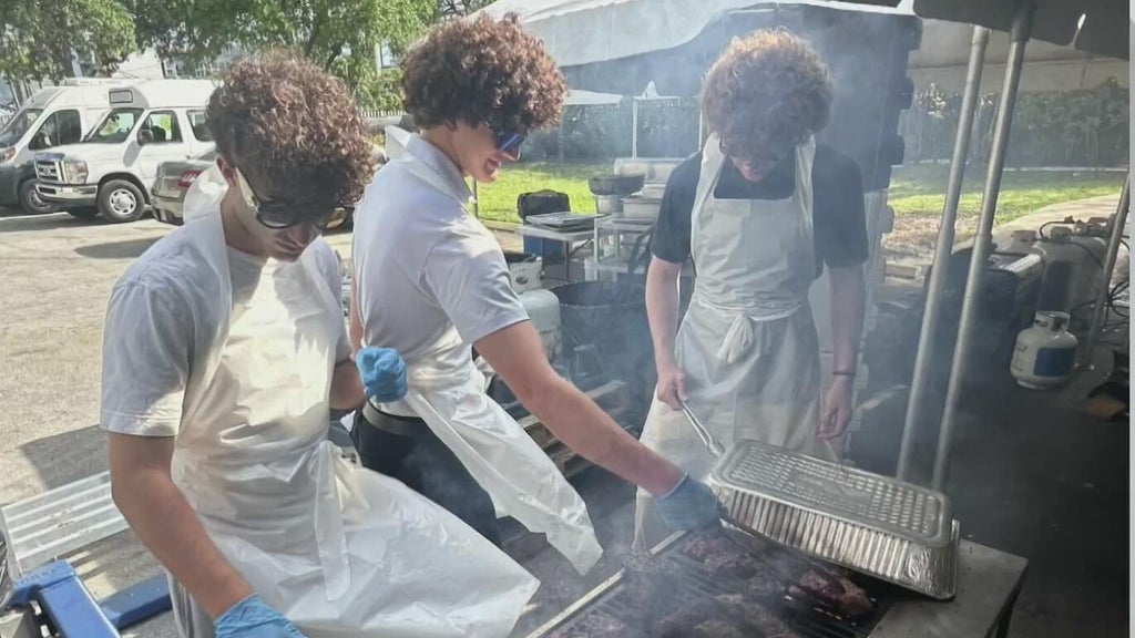 Miami high school students serving up more than just a hot meal for those in need — CBS Miami, Coral Gables Schools news