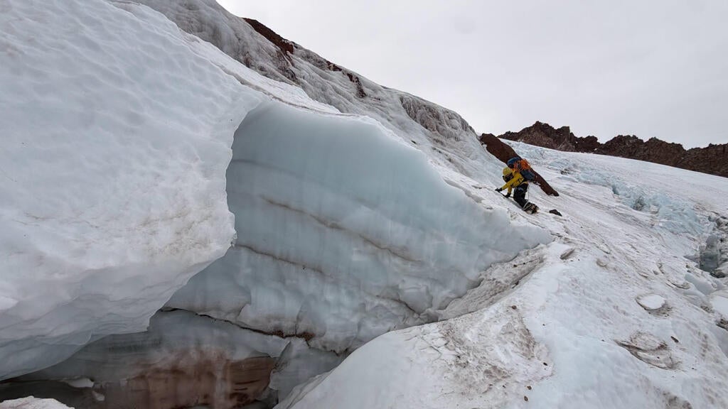 Florida man injured climbing California's Mount Shasta rescued after 2 nights in freezing temps — CBS Miami, Coral Gables Health news