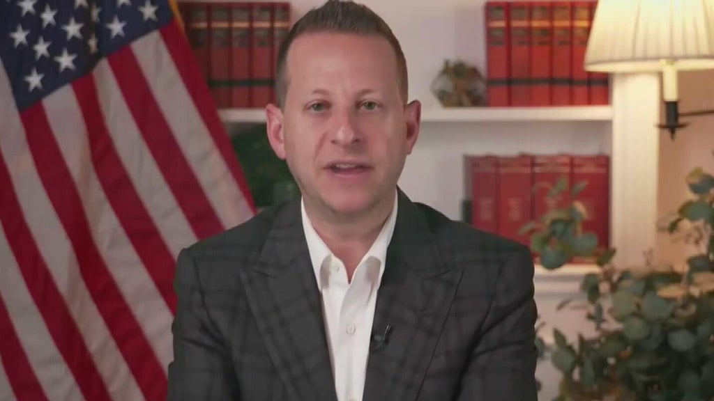 Man arrested in Palm Beach County for threatening voicemail against Rep. Jared Moskowitz — CBS Miami, Coral Gables Community news