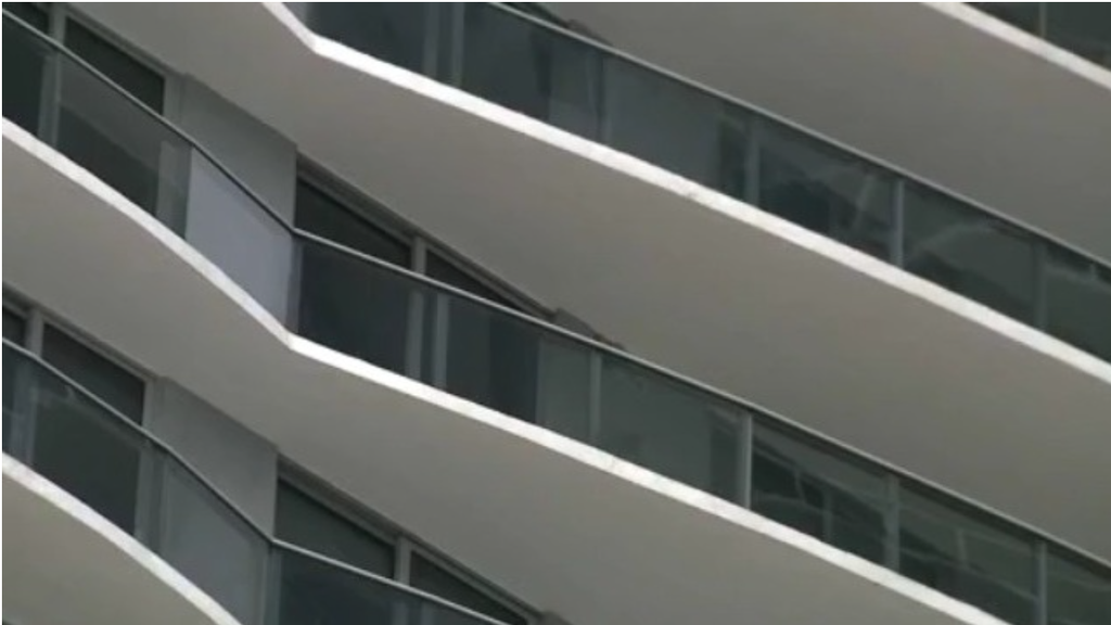 9th floor balcony fire at Miami high-rise forces man and his 2 dogs to flee building early in the morning — CBS Miami, Coral Gables Community news
