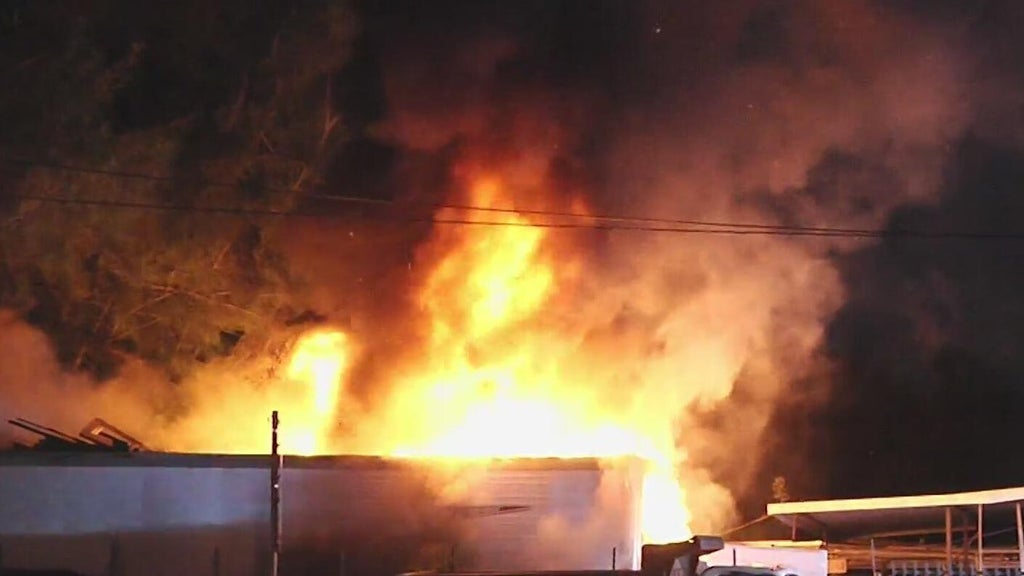 Massive fire breaks out at mobile home in West Little River — CBS Miami, Coral Gables Community news