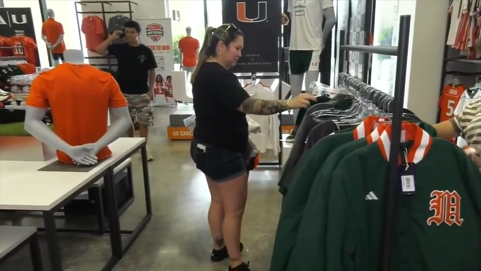 Canes fans celebrate University of Miami’s number one ranking — WSVN 7 Miami-Dade, Coral Gables Sports news