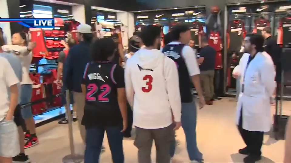 Heat fans show up in droves for merch at Kaseya Center ahead of season opener — WSVN 7 Miami-Dade, Coral Gables Business news